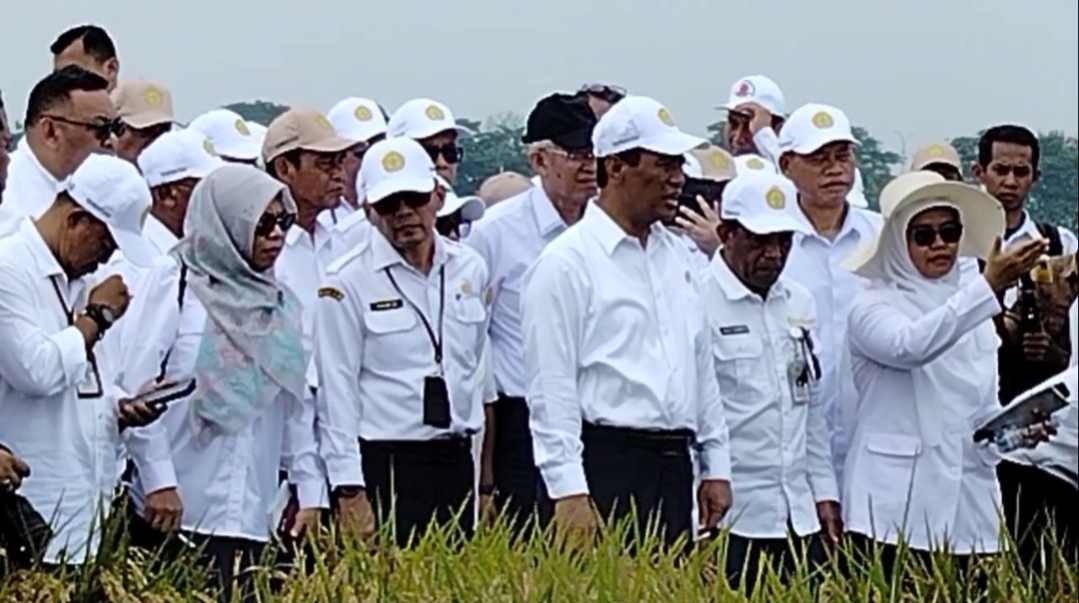 Menteri Pertanian Tinjau Balai Besar Padi dan Kios Pupuk di Subang.
