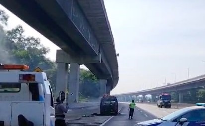 Mobil Terbakar Di Tol Jakarta-Cikampek Diduga Karena Korsleting.