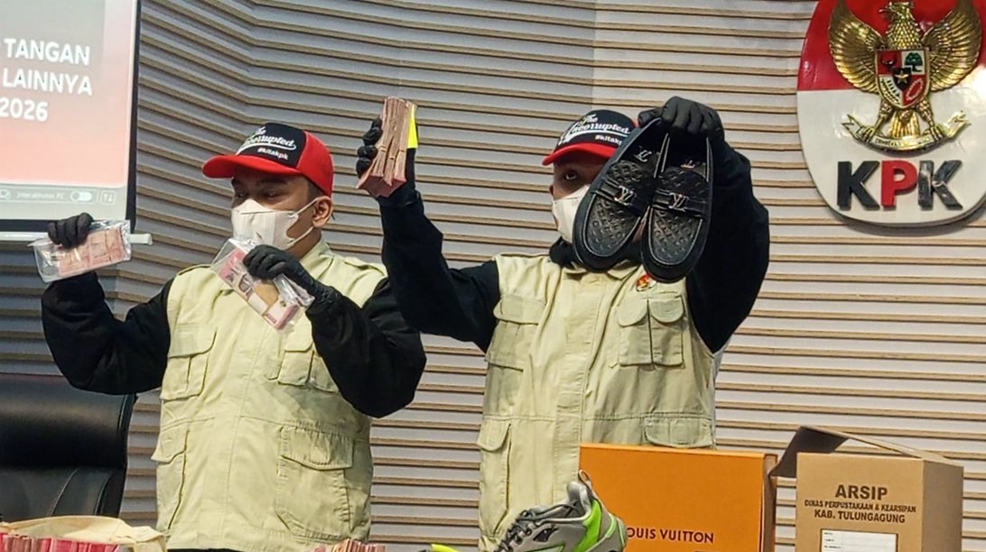 Bupati Tulungagung Terekam Memeras, Temukan Uang dan Sepatu Mewah.